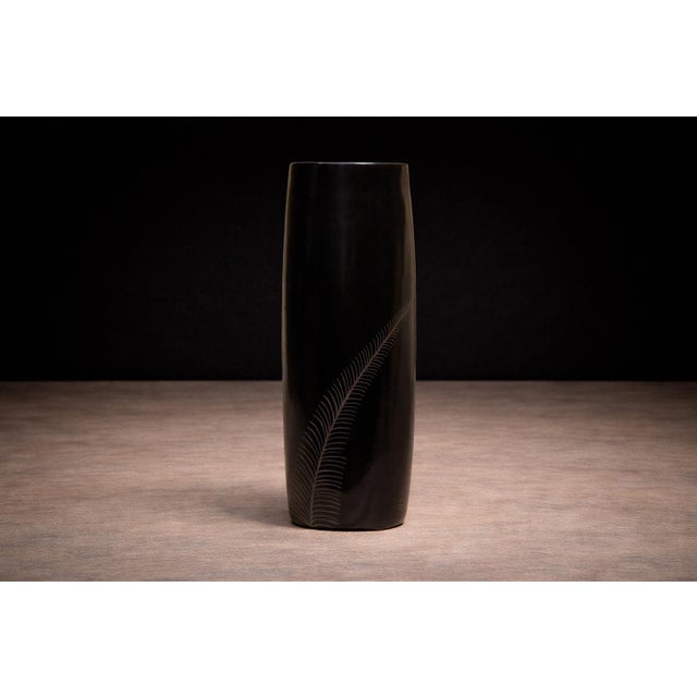 “Noche” Flower Vase , Mud & Ink, Taller Maya, 2024 For Sale In New York - Image 6 of 6