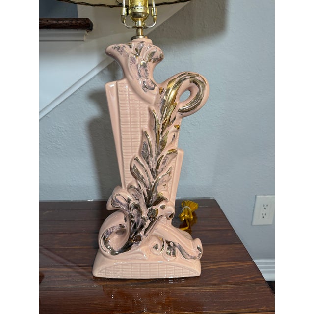 1950s Mid-Century Modern Pink and Gold Swirl Leaf Ceramic Table With Matching Original 2 Tiered Fiberglass Shade With Matching Gold Leave For Sale In Dallas - Image 6 of 12