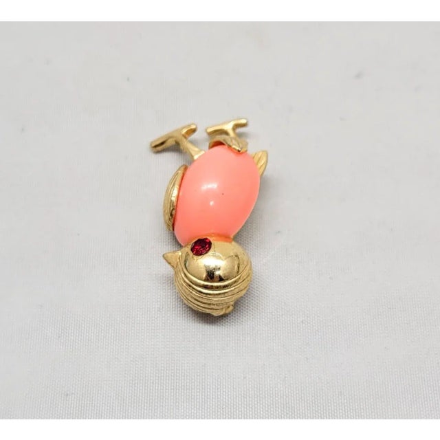 Napier Vintage 1960s Signed Napier Small Goldtone Faux-Coral Chick Brooch For Sale - Image 4 of 8