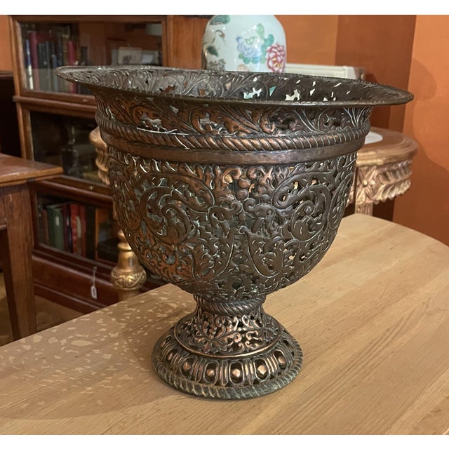 Superb and rare chiseled bronze basin from the Italian Renaissance. Excellent workmanship. A rare and highly decorative...