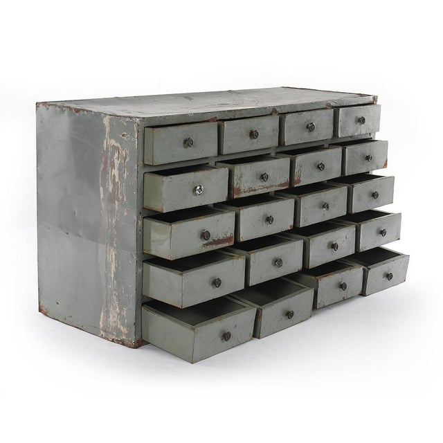 Meuble d'atelier à 20 tiroirs en bois This piece is designed in the style of the selected designer and/or manufacturer