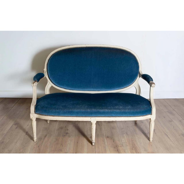 This elegant 18th century French Louis XVI period canapé, circa 1790, exemplifies the neoclassical style of the era. The...