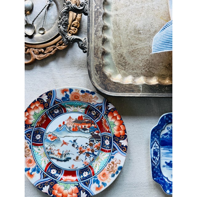 1950s Japanese Imari Style Dinner Plate Kutani Ware Hand Painted Gold Rim 9 7/8 Inch Vintage For Sale In Chicago - Image 6 of 12