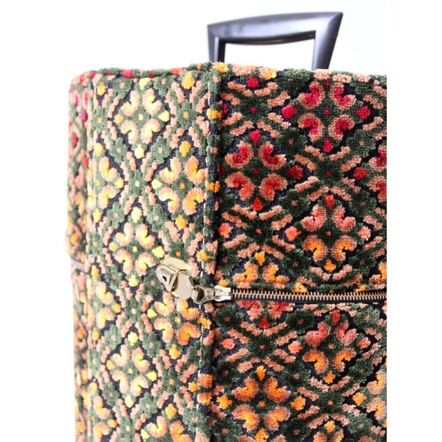 1960s Carry-All by Munro Cut Velvet Jacquard Wig Case For Sale - Image 4 of 17