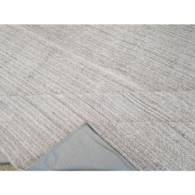 Textile Galerie Shabab Collection Mid-20th Century Vintage Turkish Flatweave Kilim Room Size Carpet For Sale - Image 7 of 8