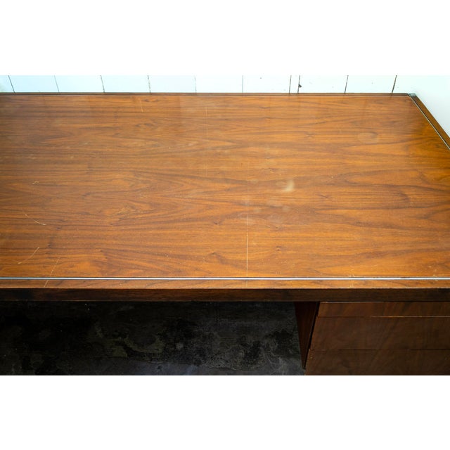 Mid-Century Modern Center Desk by Florence Knoll Bassett, 1960s For Sale - Image 3 of 10