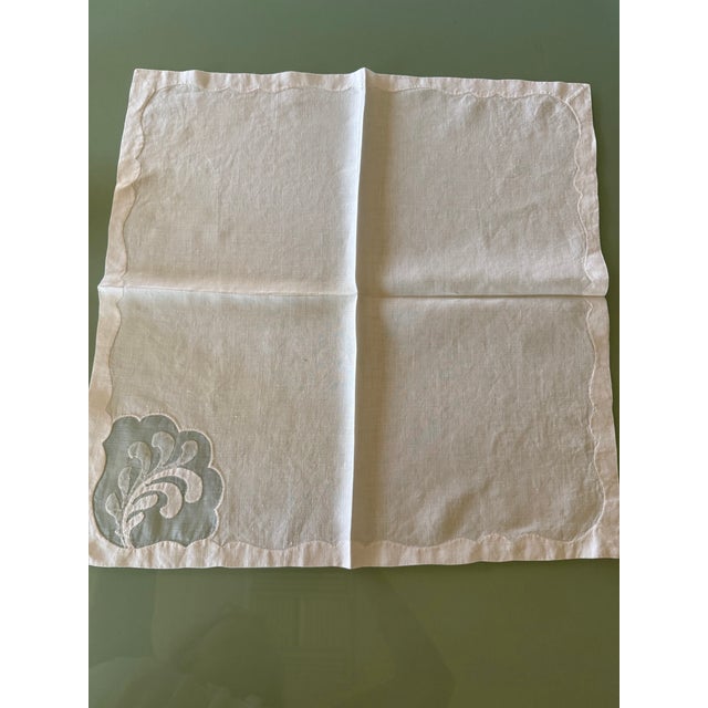 Set of 8 off-white linen napkins with delicate corner embroidery. Crafted for a refined table setting and everyday use.