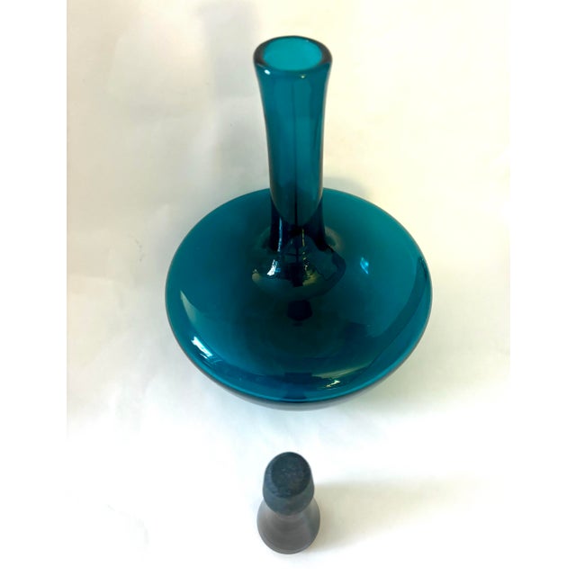 Joel Myers 1966 Mid-Century Modern Joel Philip Myers for Blenko 6615l Peacock Glass Decanter With Stopper For Sale - Image 4 of 11