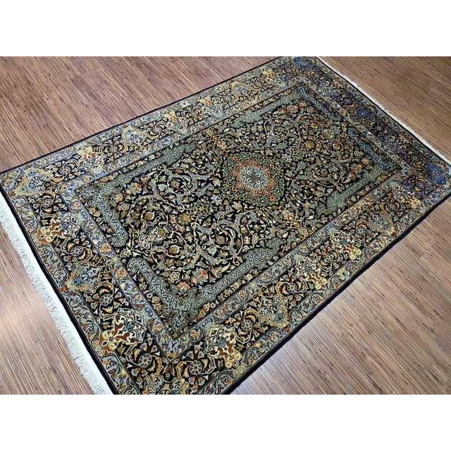 Middle Eastern Keshan Rug in Wool For Sale - Image 5 of 11