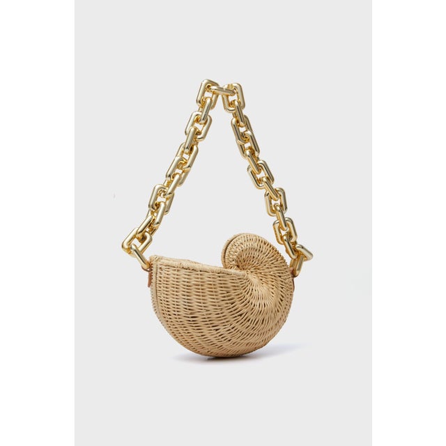 2020s 2026 Summer Poolside Natural the Anna Conch Shell Wicker Shoulder Bag Gold Chain For Sale - Image 5 of 11