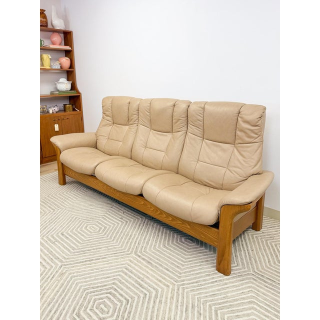 Late 20th Century Late 20th Century Ekornes Stressless Buckingham 3-Seat Recliner Sofa Vintage MCM 90" Wide For Sale - Image 5 of 17