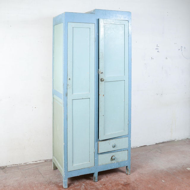 This kitchen sideboard from the 1950s is an authentic example of pop modernism, ideal for lovers of vintage design and...
