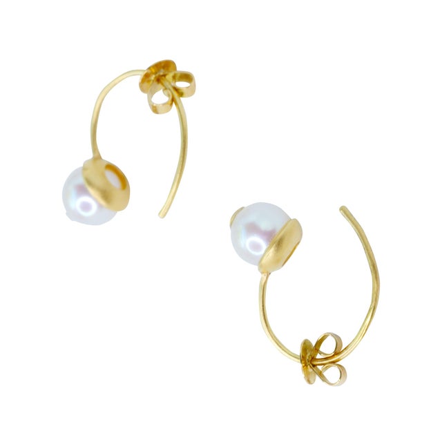Cat Eye Pearl 18k Gold Hook Earrings, A Pair For Sale - Image 4 of 10