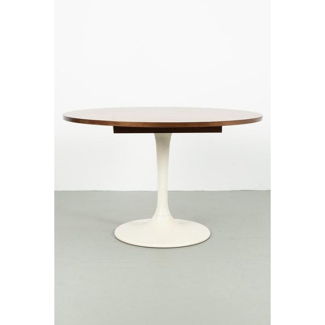 Tulip base table; a ‘Marriage’ between a leftover top and tulip base. In a good vintage condition. Measurements Ø 120 cm;...