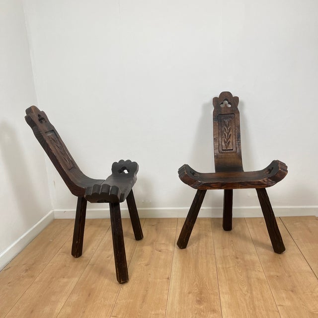 Pair of Brutalist tripod low chairs in solid wood, mid-20th century. Carved backrest Dimensions: Length: 49 cm Depth: 30...