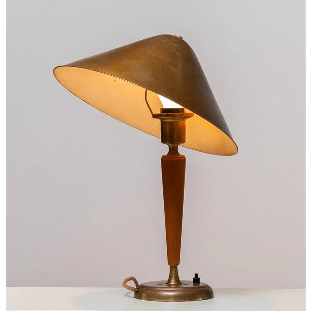 Brass and Elm Table Lamp in the style of Harald Elof Notini for Böhlmarks, 1940s For Sale - Image 6 of 11