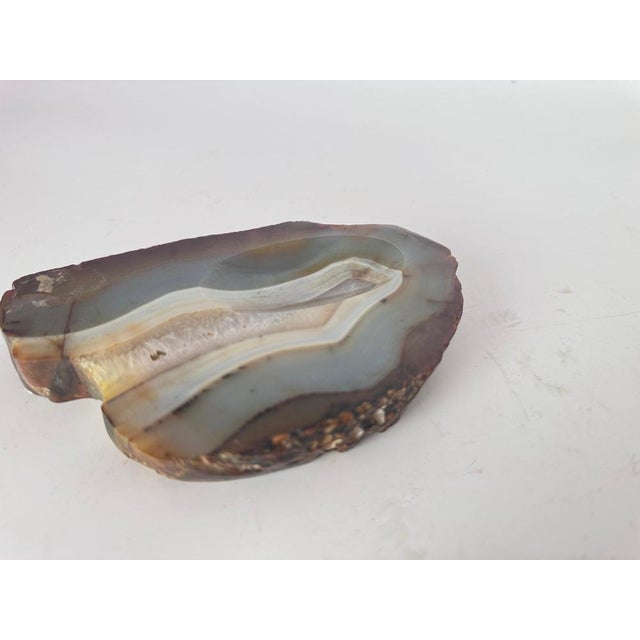 This Vide-poche, or ashtray, was carved from a block of stone,Agathe stone, then polished. We can see as a decoration...