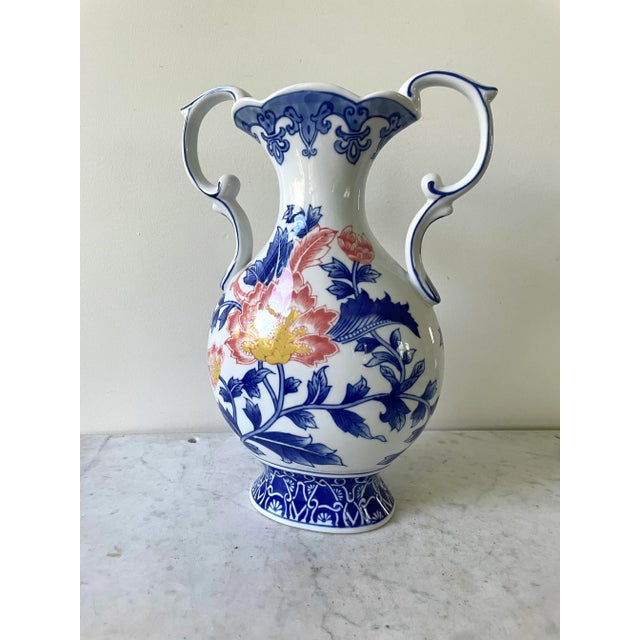 Exquisite mid century chinoiserie porcelain vase. Lovely floral design.