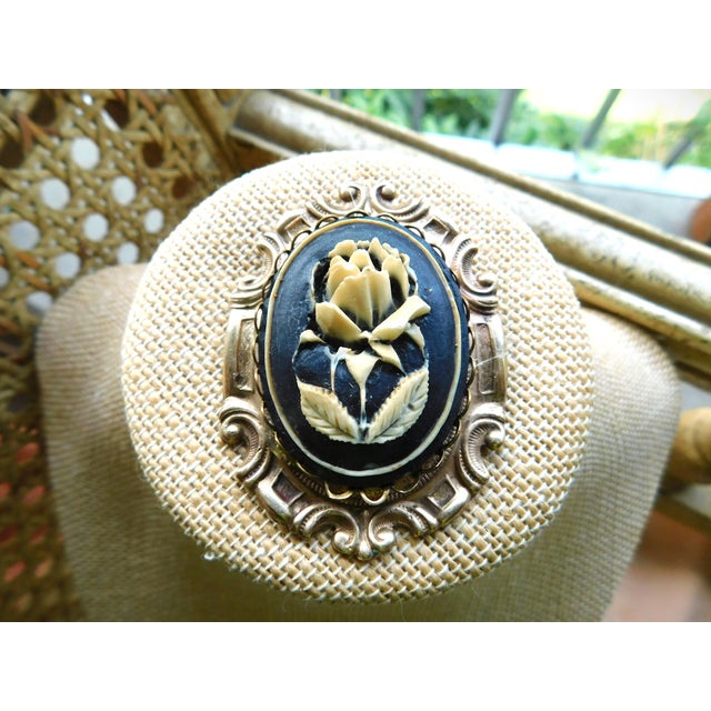 Large Vintage Victorian Black Brooch Cream Flower Cameo, Gold Bezel For Sale - Image 4 of 10