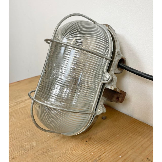 1960s French Industrial Cast Iron Wall Lamp from Electro Fonte, Paris, 1960s For Sale - Image 5 of 18