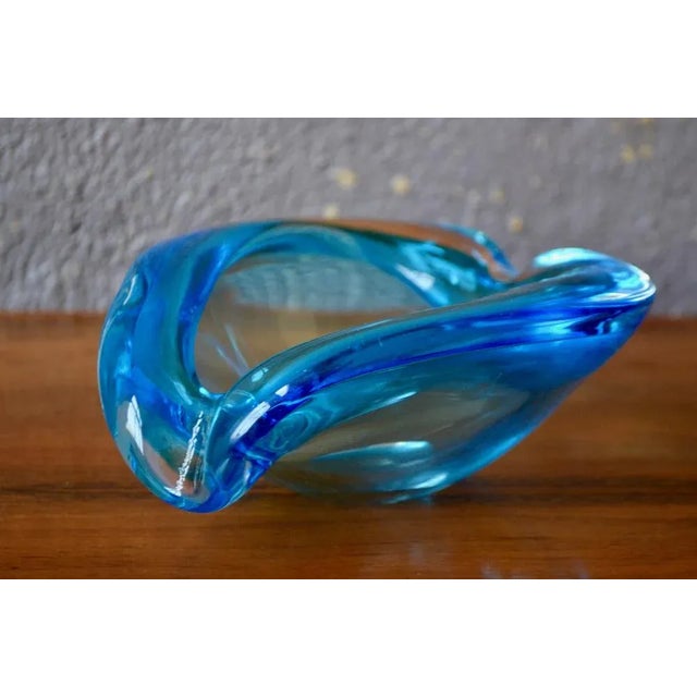 The murano glass ashtray dates from the 60s, it is free and its thickness allows an interesting game of blue gradients. It...