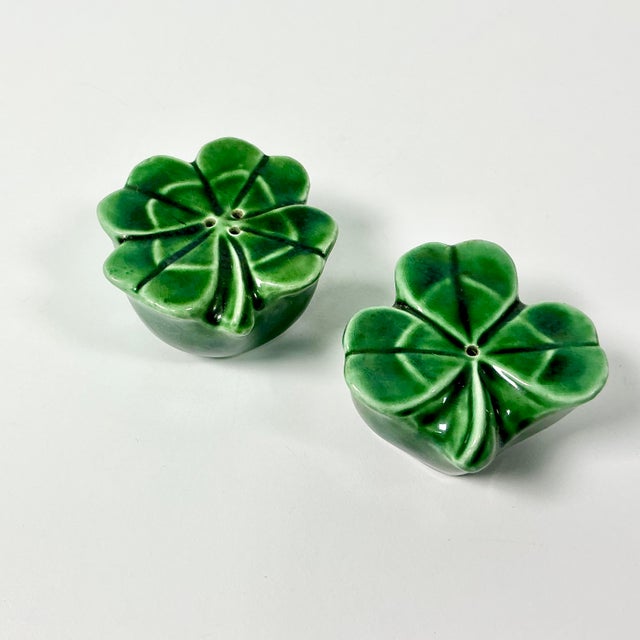 1960s Vintage Boho Chic Hollywood Regency Shamrock Salt & Pepper Shakers - A Pair. For Sale - Image 4 of 10