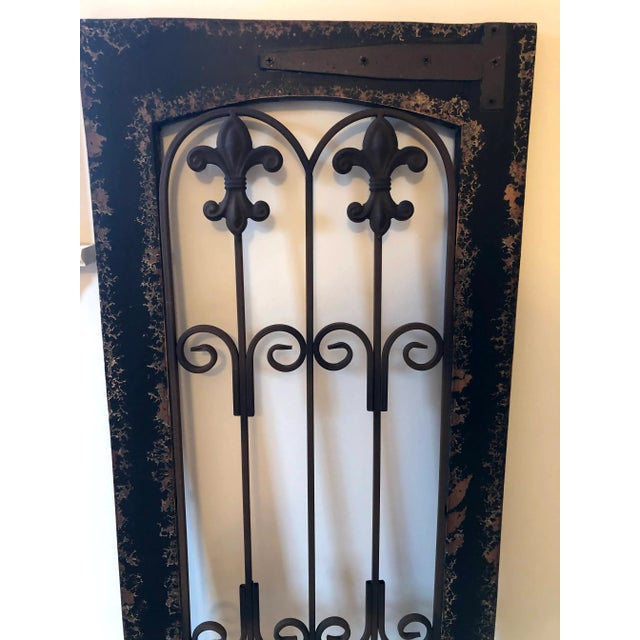 Beautiful distressed wood and metal gate décor. Rustic brown scrolling fleur-de-lis metal details. Finished in a dark...