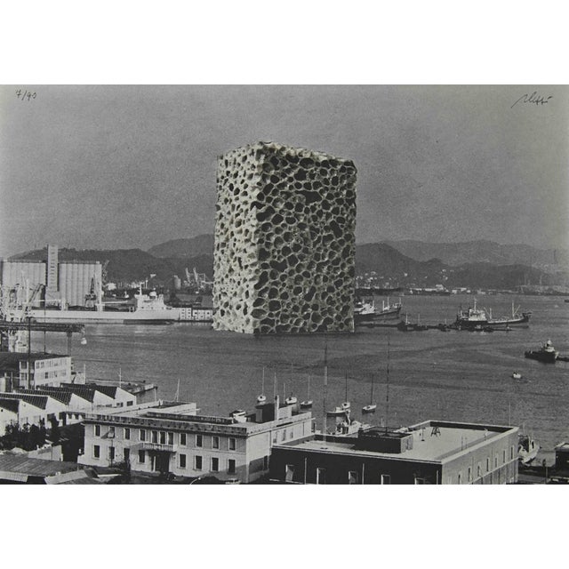 Spugna d'emergenza in caso di altamarea a Venezia is an original offset realized in 1972 by Fabrizio Plessi. This artwork...