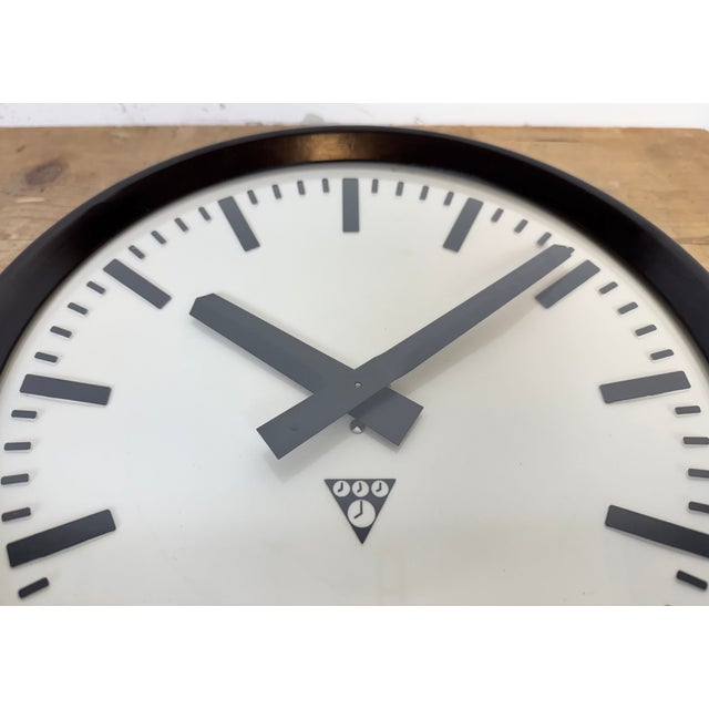 Industrial Bakelite Factory Wall Clock from Pragotron, 1960s For Sale - Image 11 of 17