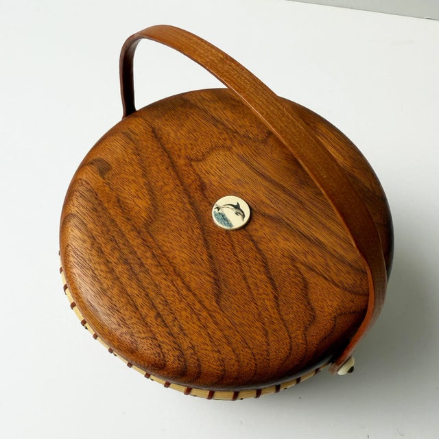 Vintage Signed Nantucket Lightship Basket – Handcrafted With Dolphin Lid, Bone Handle & Geometric Pattern For Sale - Image 9 of 12