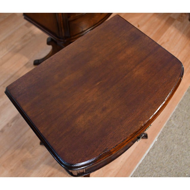 American 1920s Duncan Phyfe Mahogany Lyre Base Pair of Nightstands / Bedside Tables For Sale - Image 3 of 18