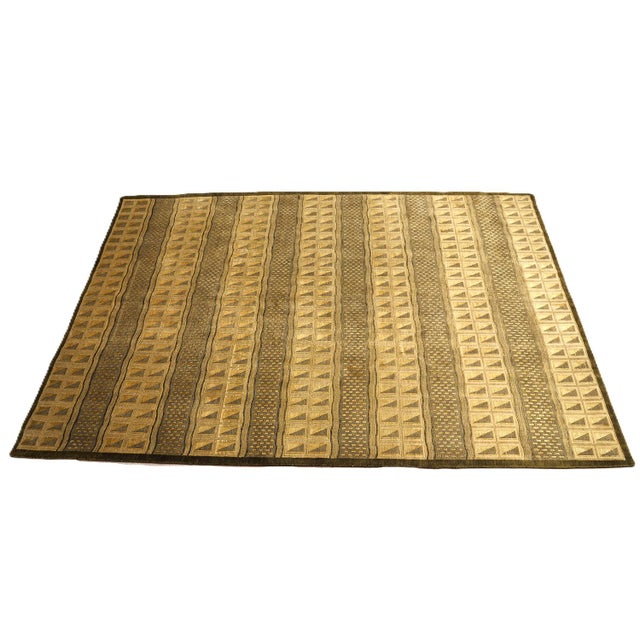 6'x9' Hand-Knotted Modern Tibetan Wool & Silk Carved Linear Rug in Gold & Green For Sale - Image 4 of 10