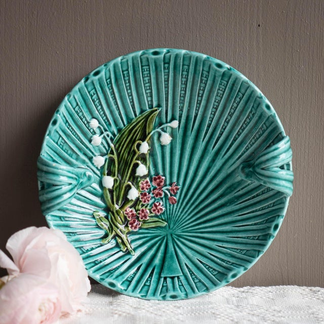 Introduce a splash of vintage charm to your table with this SMF Schramberg majolica bowl in a refreshing green hue....
