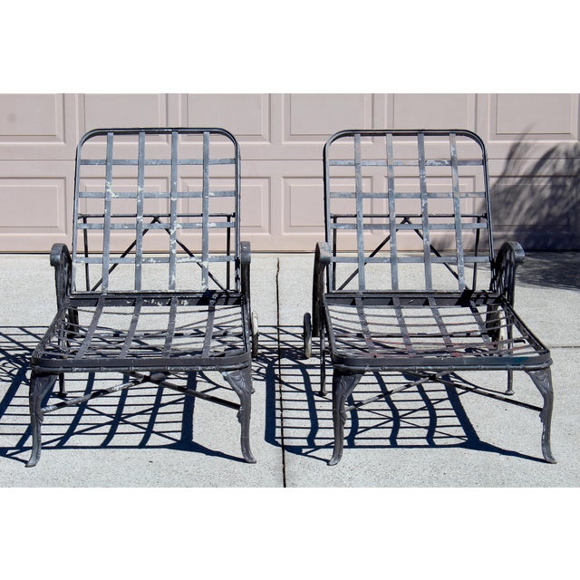 1970s Vintage Cast Aluminum Patio Chaise Lounge Chairs – Set of 2 – Attributed to Woodard – Hollywood Regency Outdoor Loungers For Sale - Image 5 of 17