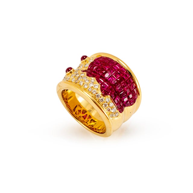 Gender: Ladies Metal Type: 18K Yellow Gold Ring Size: 7.75 Width: 18.55 mm Weight: 20.92 grams Ladies 18K yellow gold two-...
