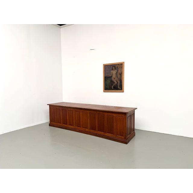 Maison Lecan presents this solid oak shop counter from the early 20th century. A statement piece with a strong character....