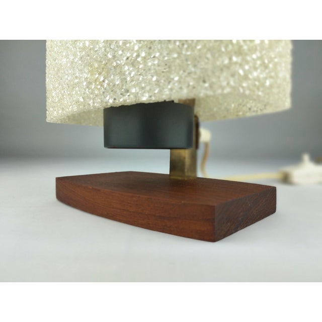 Purple Mid-Century Modern Table Lamp in Acrylic Granules and Teak Wood, 1960s For Sale - Image 8 of 12