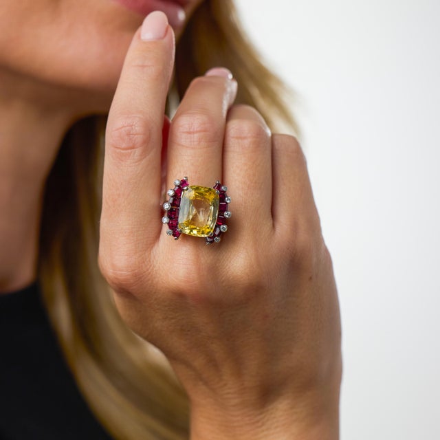 1950s 1950s Oscar Heyman Gia 17.33 Carat No Heat Yellow Sapphire Ruby Diamond Platinum Ring, Size 7.5 For Sale - Image 5 of 6