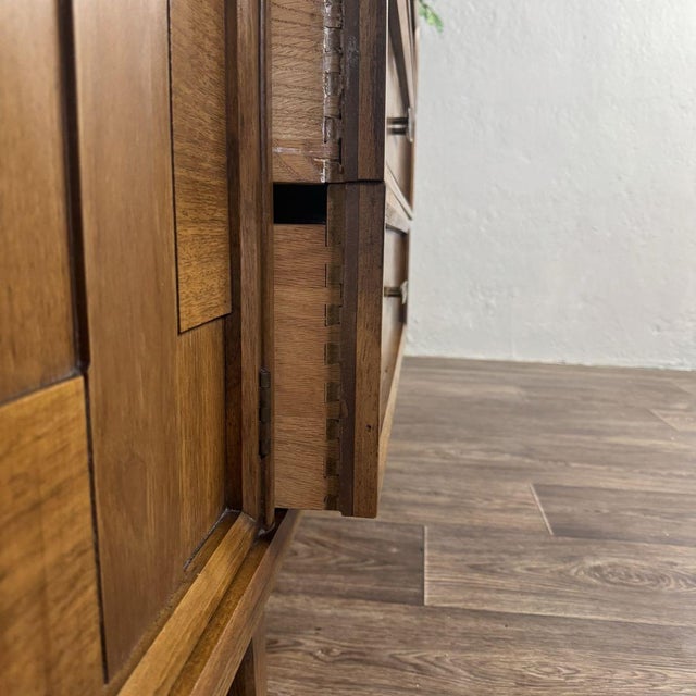 Mid-Century Modern Mid-Century Modern Brutalist-Style Walnut Kroehler Custom Crafter Lowboy Dresser For Sale - Image 3 of 18
