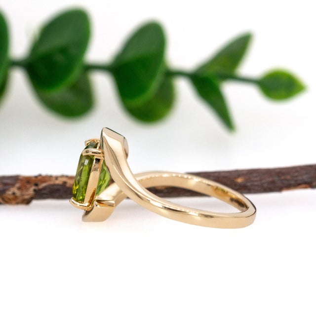 2020s Bypass Shank 2.1cts Peridot Solitaire Ring in Solid 14k Yellow Gold | Cu 9x7mm, Size 6.75 For Sale - Image 5 of 7