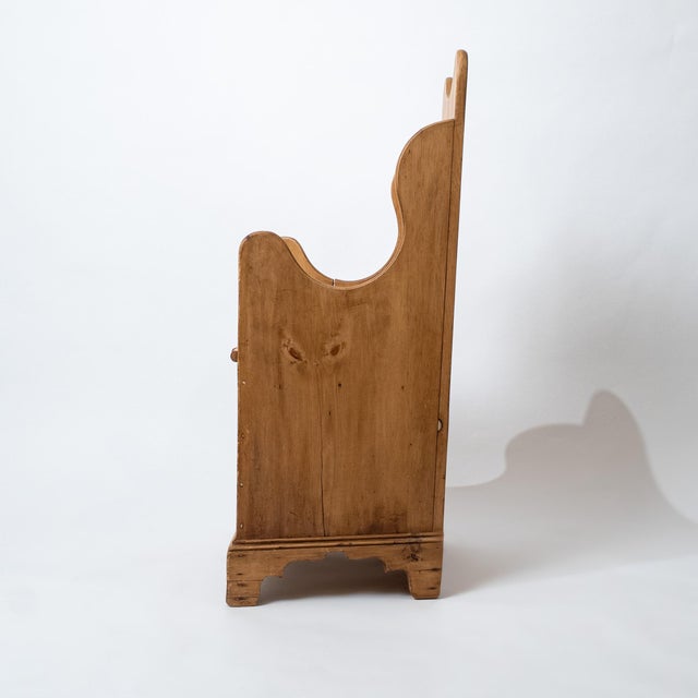 20th Century Welsh-Style Lambing Chair (Shepherd’s Chair) in Pine With Lift Seat For Sale In New York - Image 6 of 14