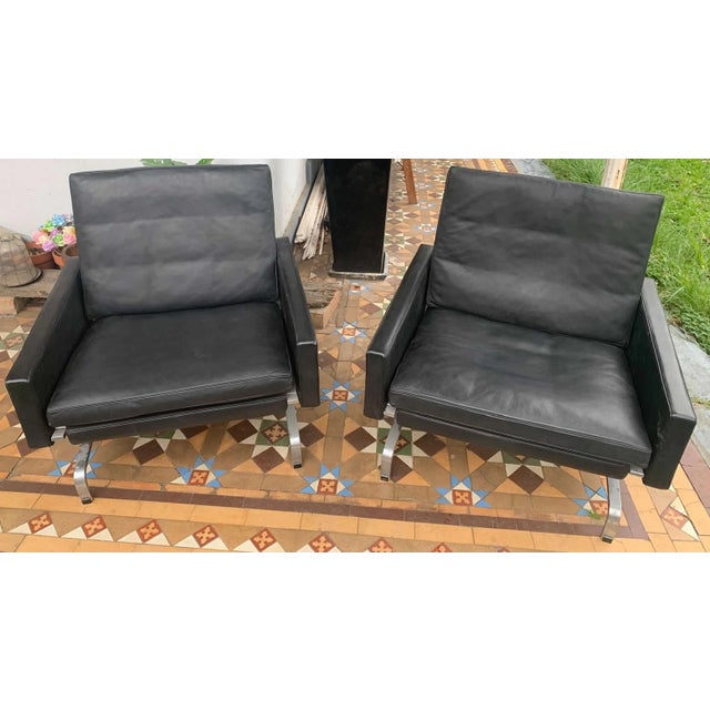 A rare and exceptional pair of authentic Danish modern lounge chairs manufactured by the prestigious Fritz Hansen in 1988....