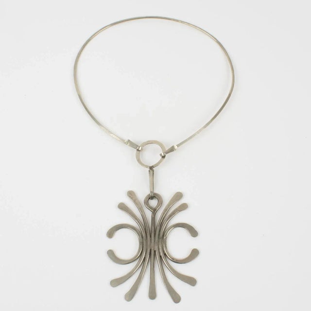 Mid Century Space Age Stainless Steel Modernist Wire Collar Pendant Necklace For Sale - Image 4 of 9