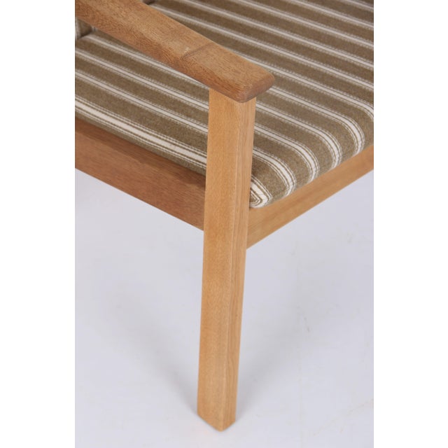 GE284 Armchair in Soaped Oak and Savak Wool by Hans J. Wegner for Getama, 1980s For Sale - Image 3 of 10