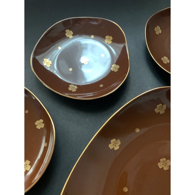 Mid-Century Chocolate Brown & 22k Gold Floral Dessert Plate Set With Freeform Cake Platter — Serving for Six, Set of 7 Pieces For Sale In Miami - Image 6 of 11
