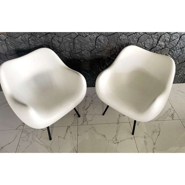 Mid-20th Century Modernism White RM58 Armchairs by Roman Modzelewski for Vzór, 2016, Set of 2 For Sale - Image 13 of 18