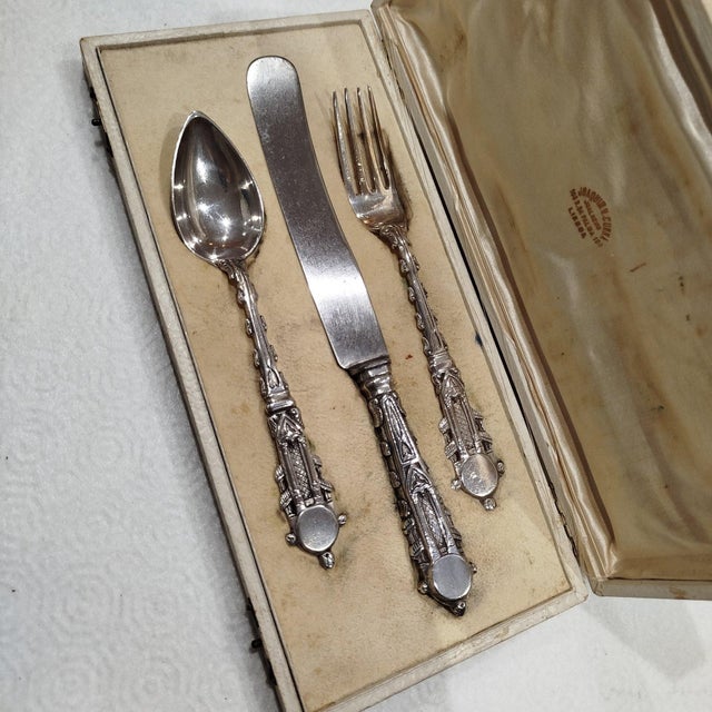 Set of 19th-century Gothic-style Silver Cutlery with Case. 231 grams. Height: 11.03 in (28 cm) Width: 5.12 in (13 cm)...
