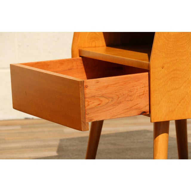 Mid-Century Modern Pair of Maple Nightstands in the Style of Heywood-Wakefield, Circa 1960s For Sale - Image 13 of 18