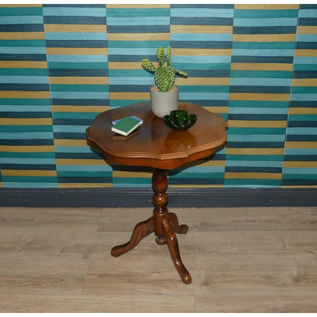 Classic side table Charming coffee/side table with elegantly curved legs in the Chippendale style Round tabletop with...