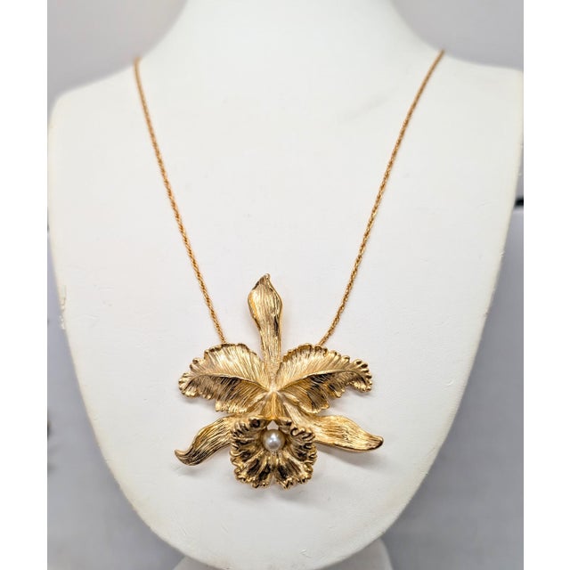 Vintage 1964 Signed Napier Goldtone & Faux-Pearl Orchid Pendant Necklace For Sale In Philadelphia - Image 6 of 11